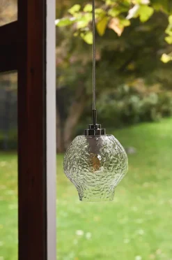 BREEN Lampe am Fenster