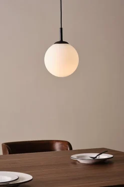 EKMAN Lampe am Fenster