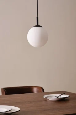 EKMAN Lampe am Fenster